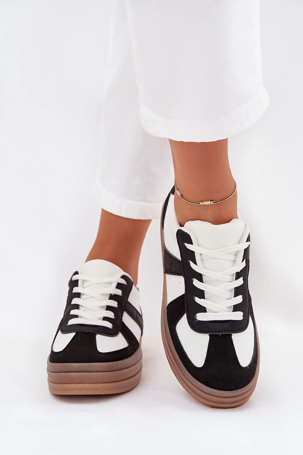 baskets femme sneakers lowtop lacets bicolore noir blanc simili cuir synthétique plateforme épaisse gomme brun semelle intérieure amovible