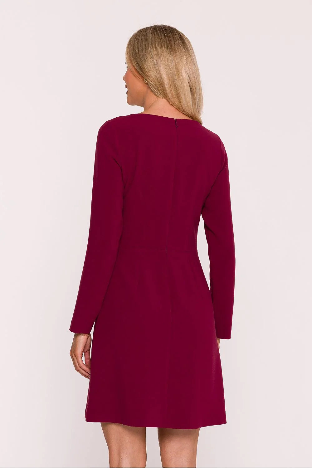 robe bordeaux crêpe structuré lisse manches longues encolure bateau corsage ajusté taille pattes décoratives boutons dorés coupe trapèze