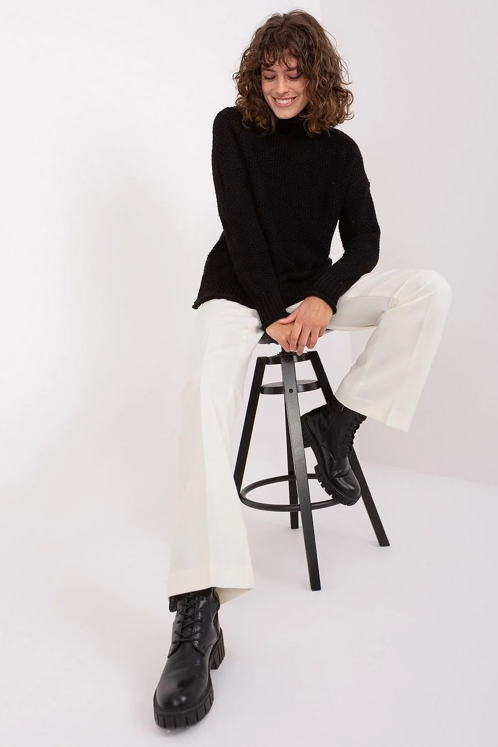 Pull à col roulé pour femme en maille épaisse, couleur noire, style élégant et intemporel, coupe droite et confortable