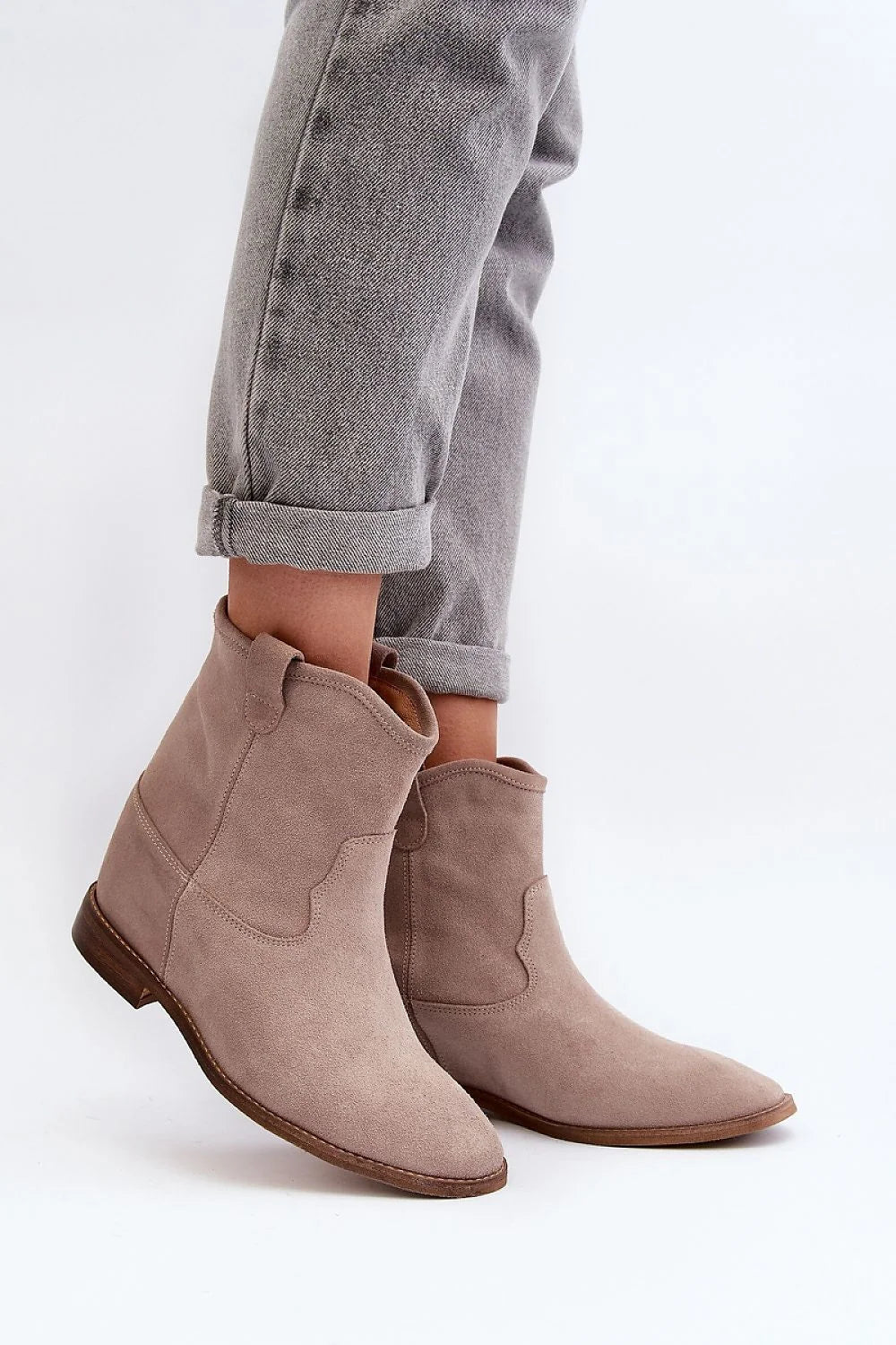 Bottines élégantes en daim naturel pour femme, style urbain chic, talon plat, semelle cuir, beige taupe, taille ajustable