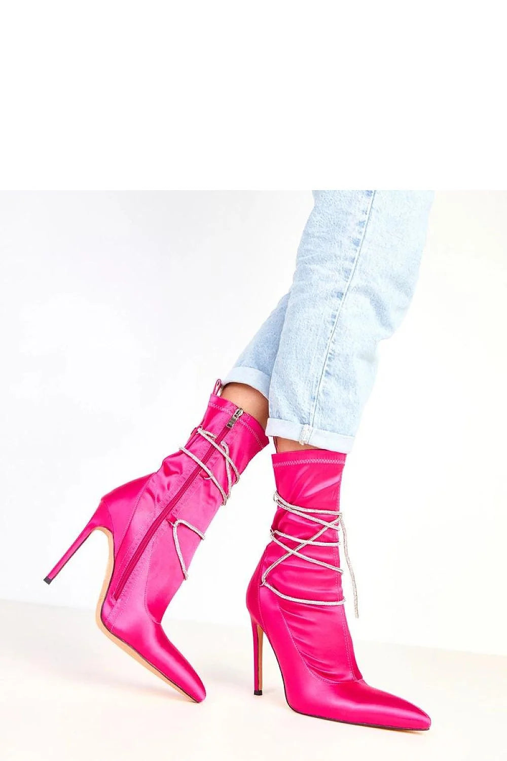 bottines satinées fuchsia bout pointu talon aiguilles douze centimètres tige montante lacets décoratifs sertis zircons doublure tissu douce