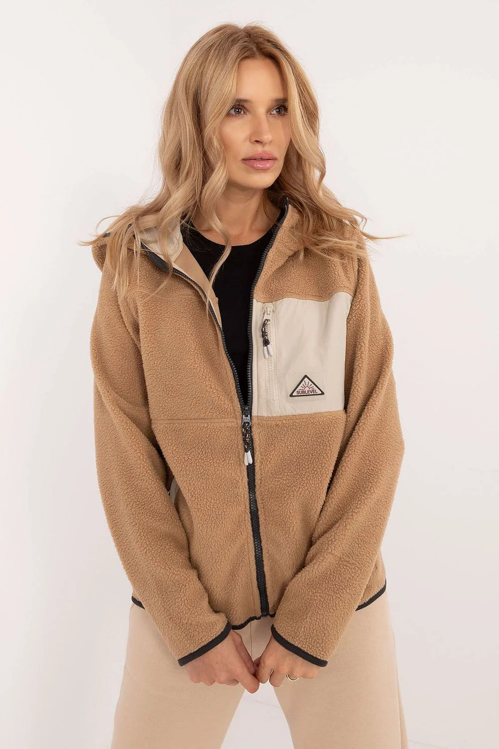 Blouson femme style décontracté polaire beige camel texture moumoute capuche poche zippée fermeture éclair