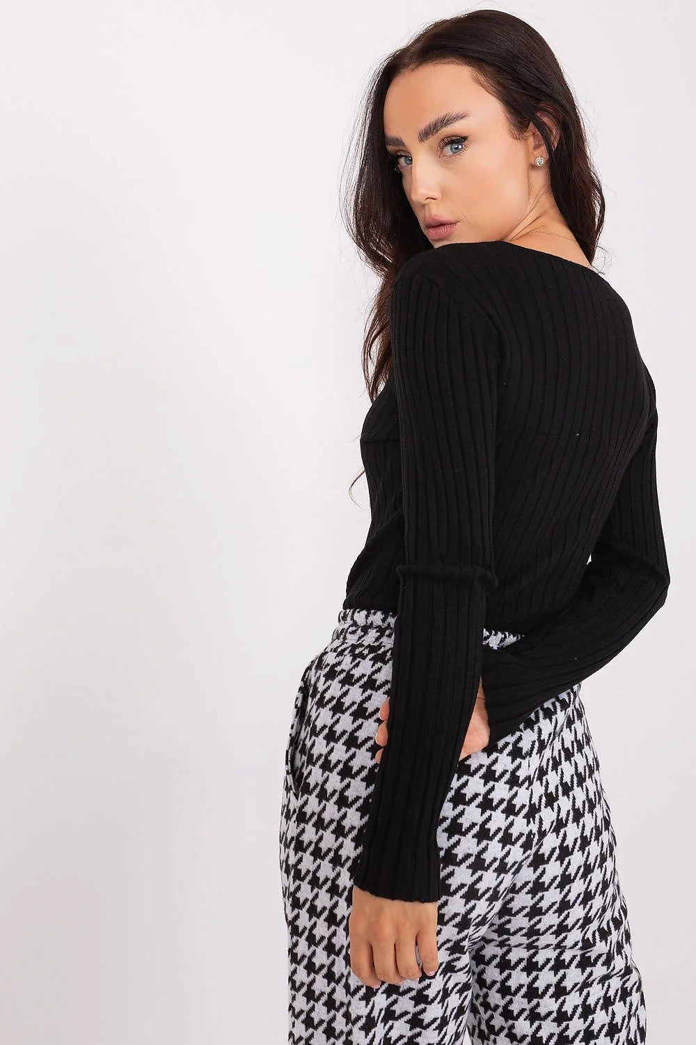 Pull manches longues col V côtelé noir pantalon pied-de-poule femme ensemble coordonné tendance mode casual élégant