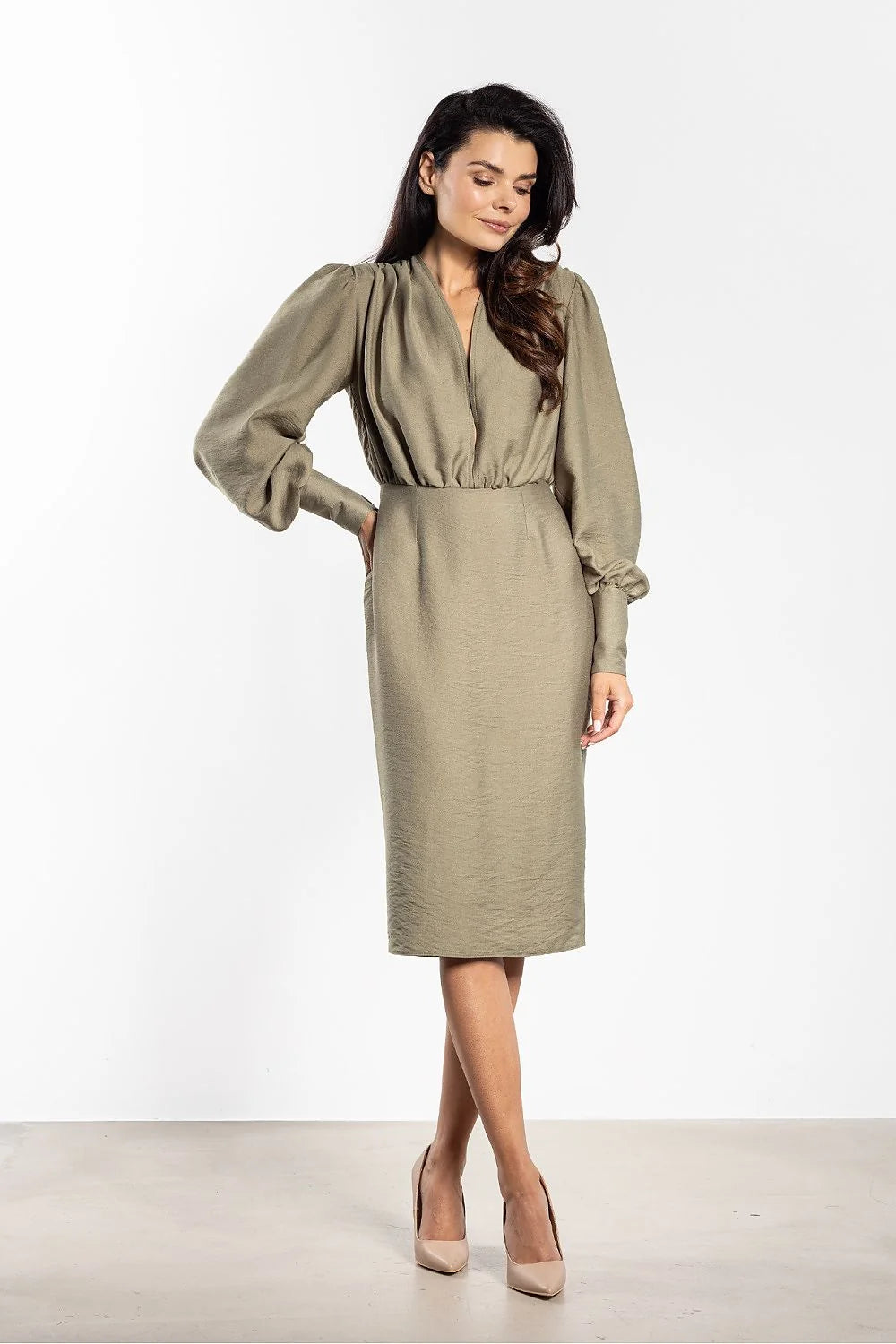 robe midi ajustée kaki texturé taille marquée plis décolleté V manches bouffantes poignets boutonnés jupe crayon mi mollet élégant