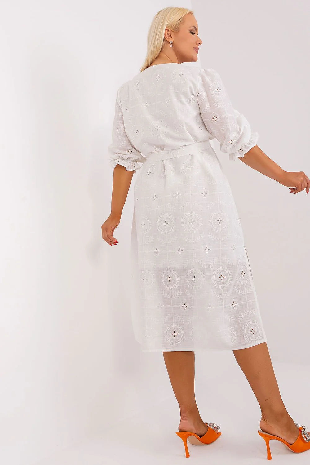 robe midi blanche broderie anglaise ajourée bohème manches troisquarts froncées encolure carrée ceinture nouer taille fentes latérales coupe droite