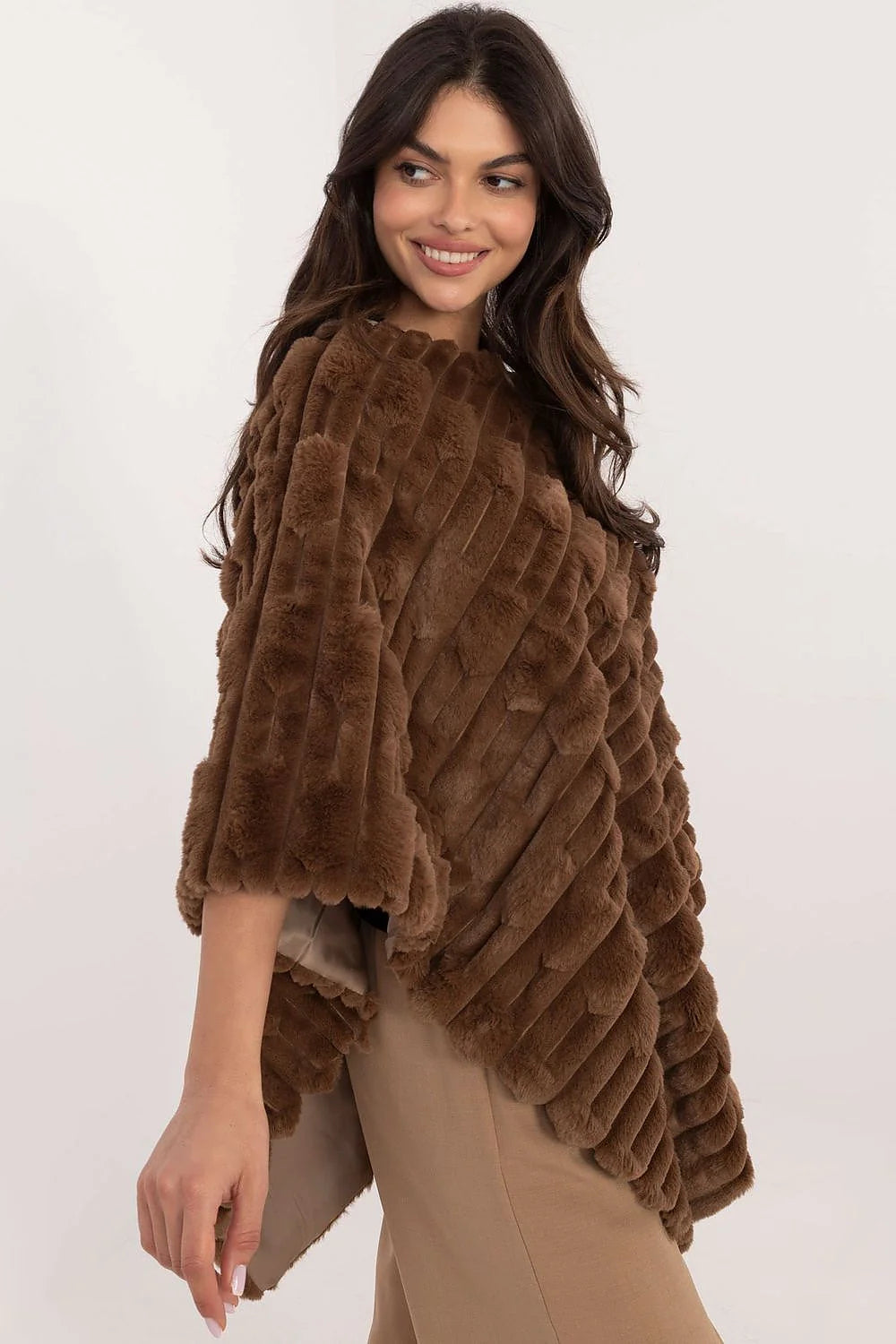 Poncho luxueux pour femmes ample asymétrique tissu texturé fourrure effet doublure satinée couleur marron foncé polyvalent
