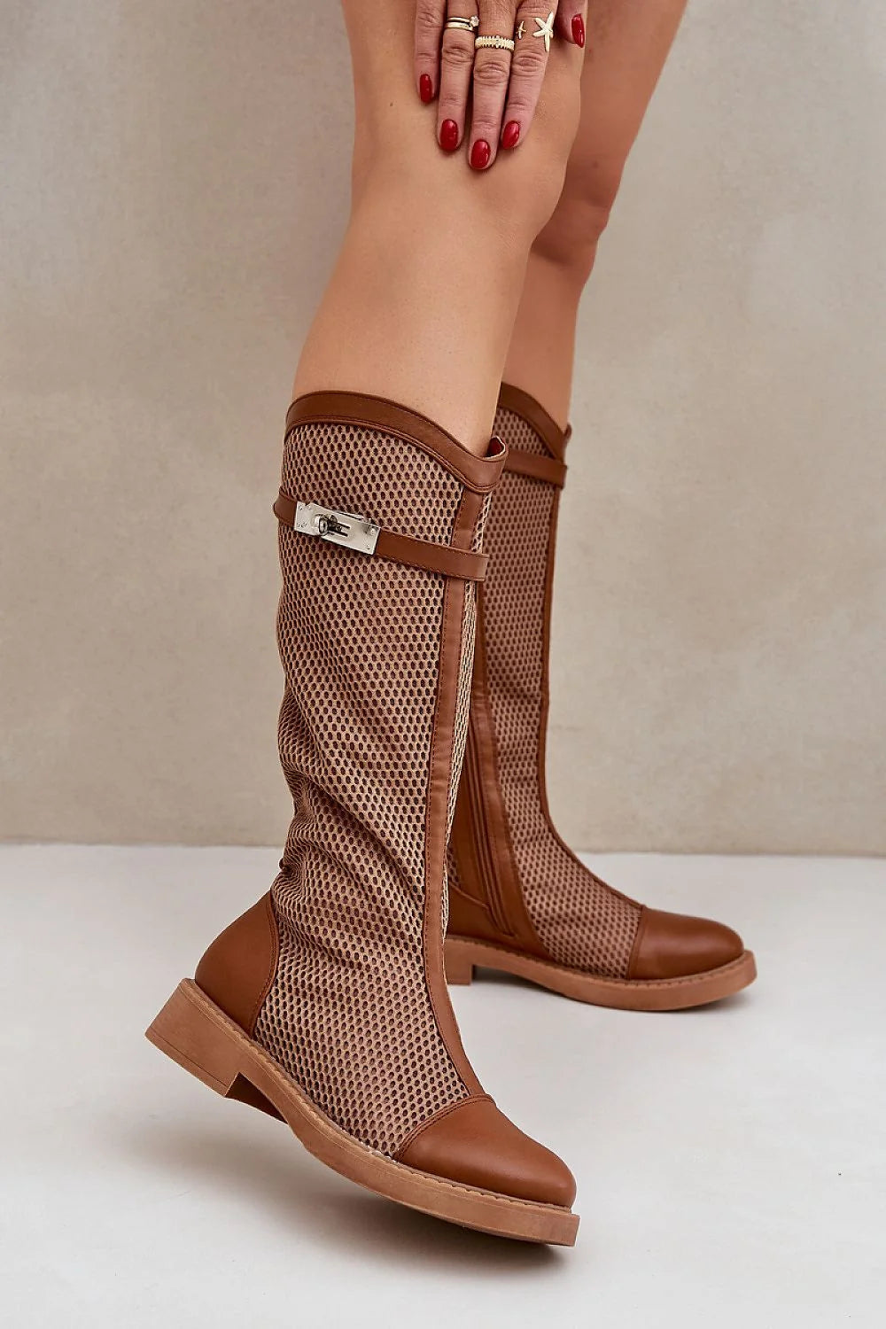 Bottes cuissardes élégantes à tige mesh beige pour femme, style moderne, cuir éco-lisse marron, semelle gomme surélevée, fermeture éclair latérale métal argenté, printemps-été
