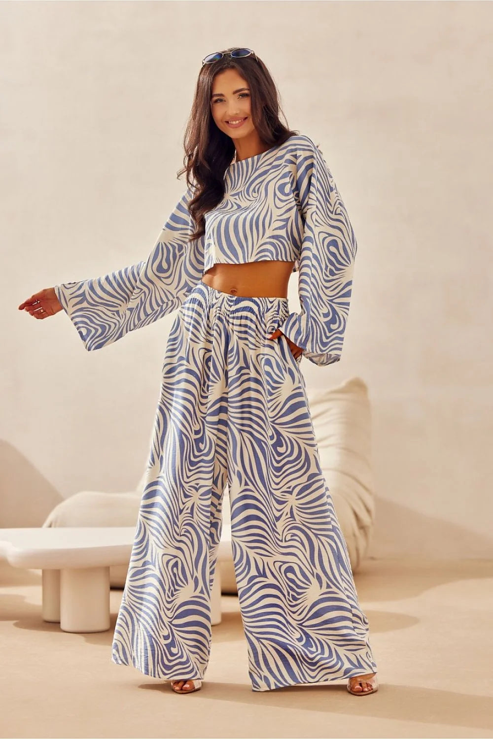 ensemble coordonné zébré croptop short estival chic décontracté confortable léger aéré texturé bleu blanc taille haute élastiquée manches évasées