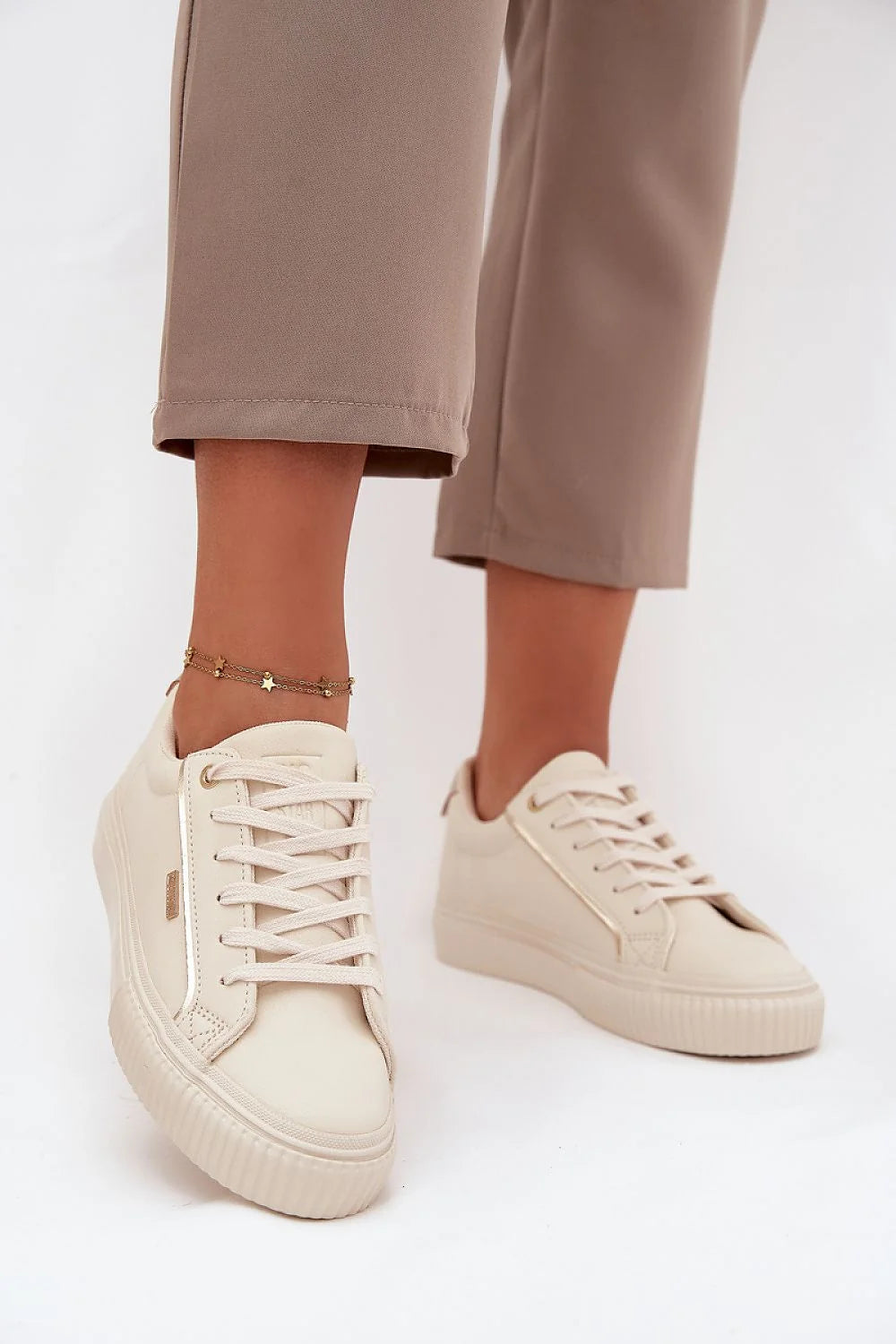 sneakers femme BigStar similicuir écologique écru beige plateforme épaisse 3cm semelle mousse textile crantée caoutchouc matelassé lacets garnitures dorées