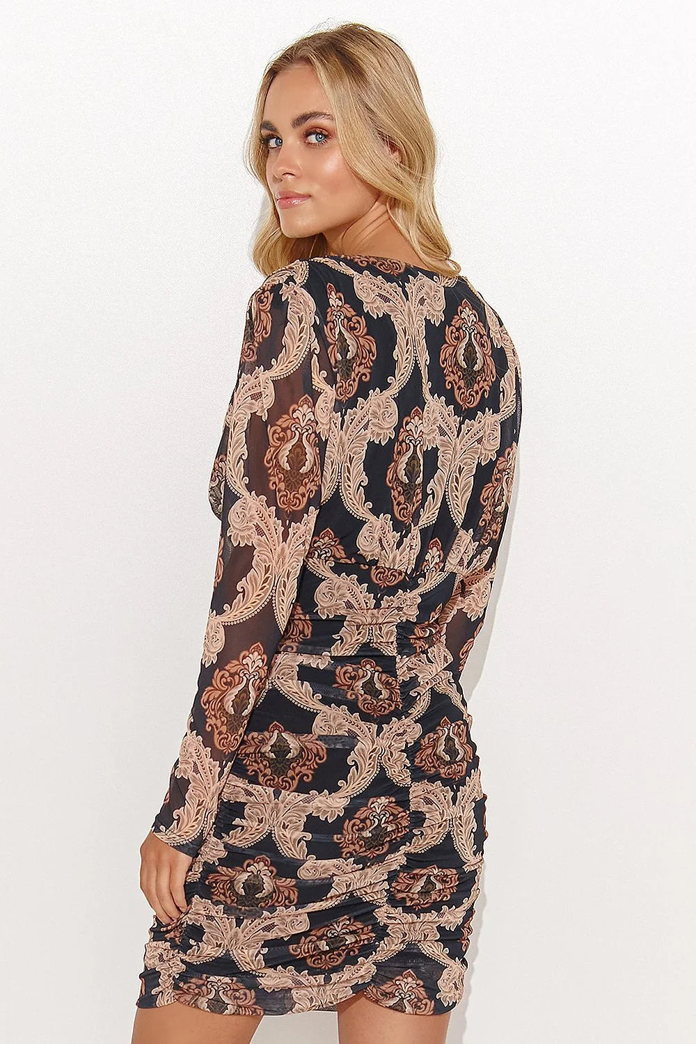 Robe de jour Makadamia en maille motifs paisley beige brun sur fond noir, manches longues, épaules subtiles, ceinture intégrée pour femmes élégantes, idéale pour les occasions semi-formelles, fêtes et soirées