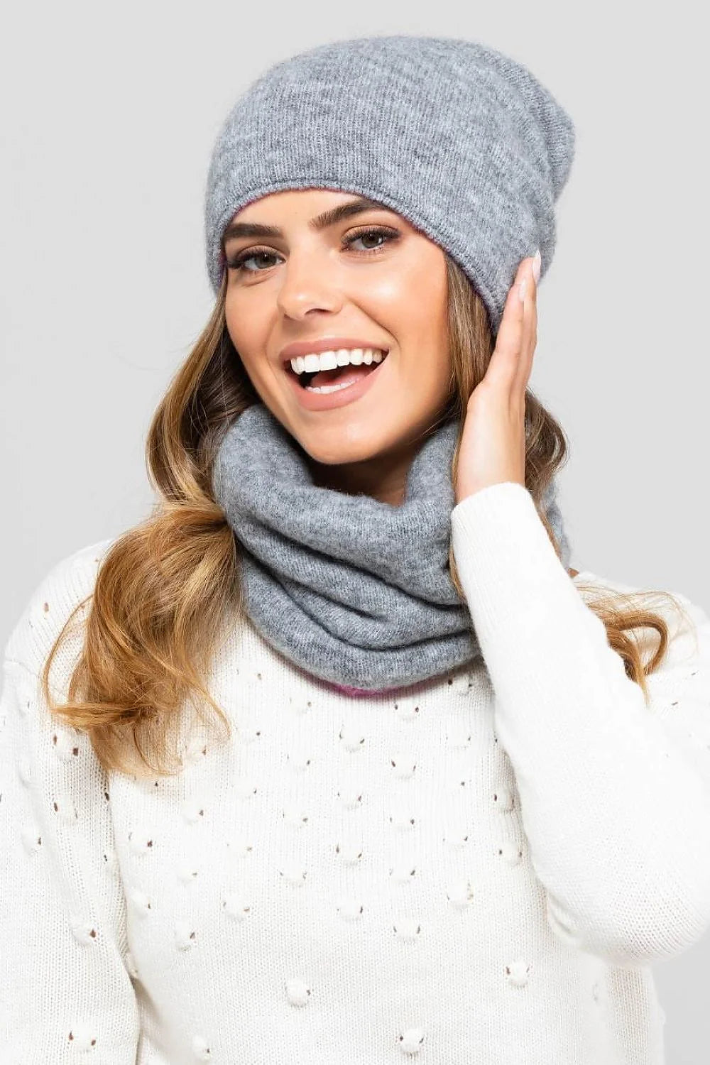 Bonnet réversible Kamea pour femme en gris et rose, ensemble avec écharpe assortie, matériau doux, 4 styles possibles, haute qualité, accessoire hiver féminin