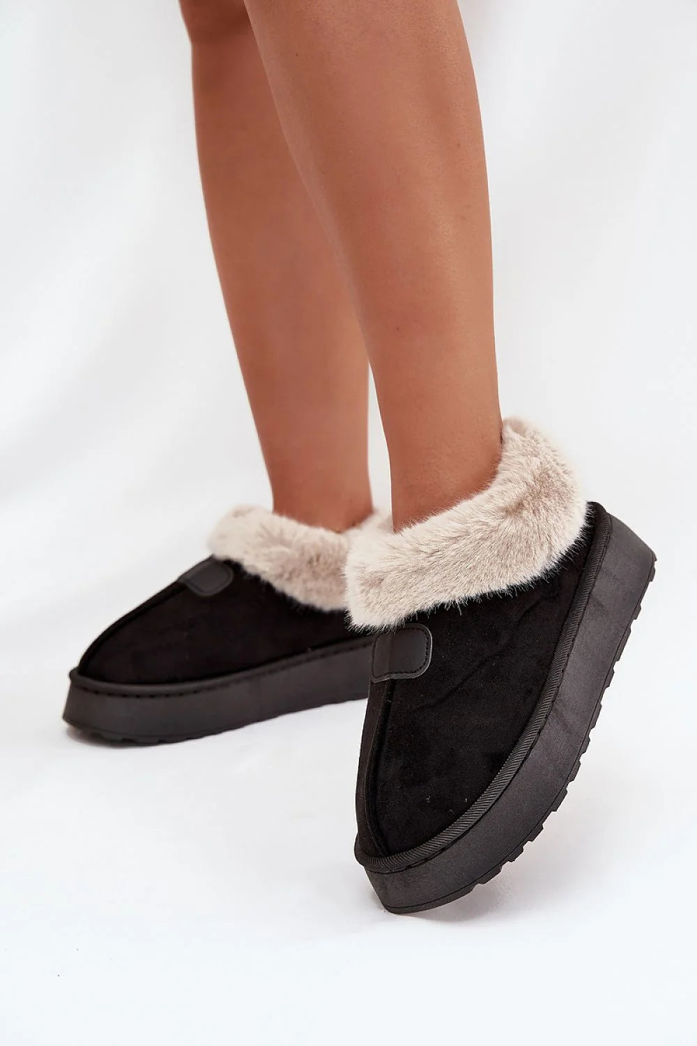 bottes neige femme suédine écologique noire mule montante bout rond rebord fourrure crème doublure plateforme 4cm semelle caoutchouc antidérapante