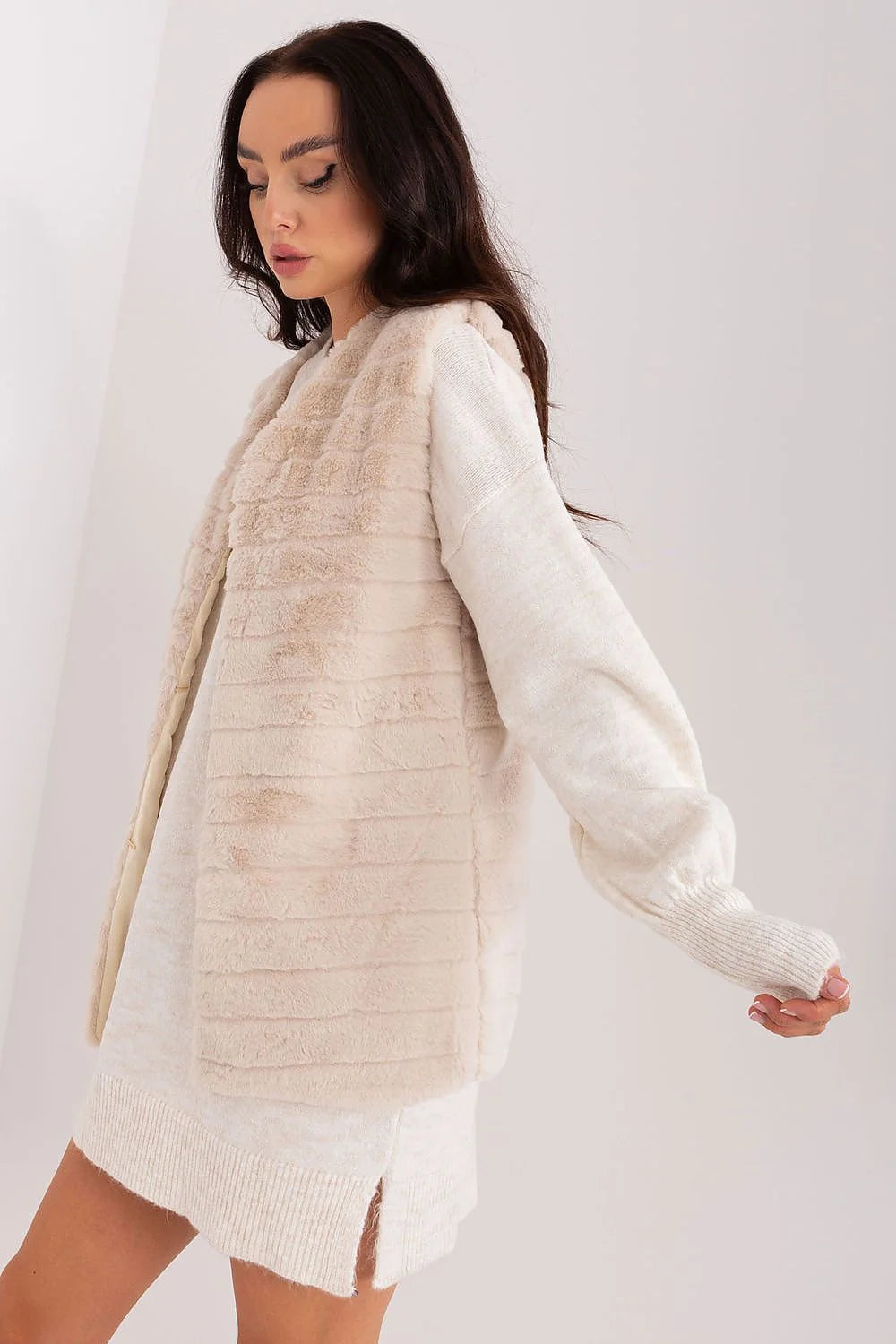 Gilet sans manches Och Bella en fausse fourrure beige pâle robe pull crème col rond manches longues occasion décontractée semi-formelle