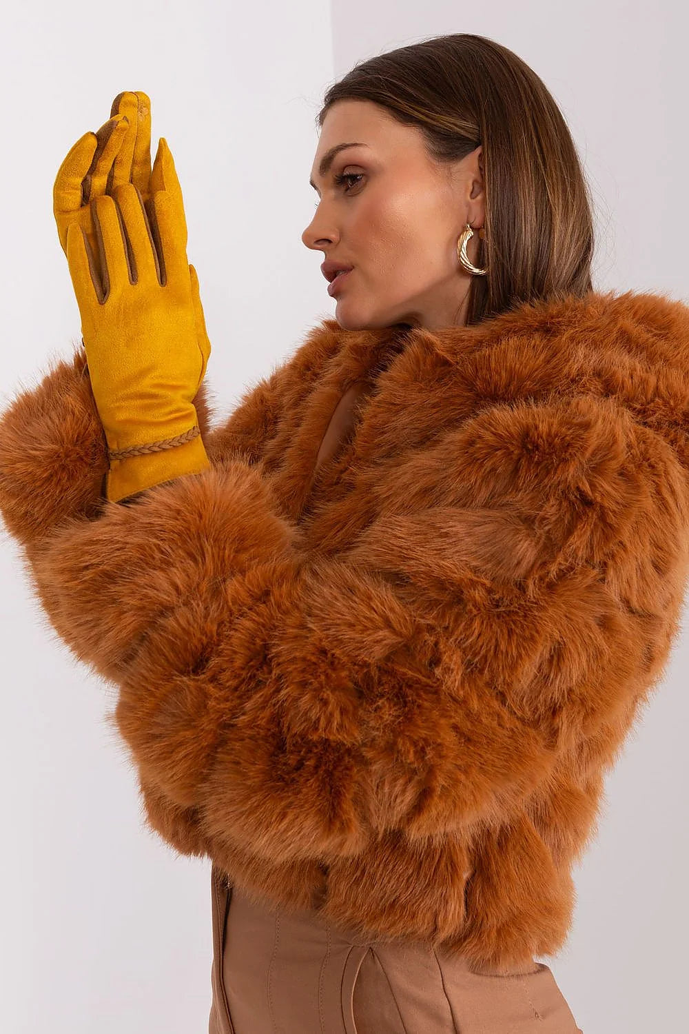 Ensemble hiver élégant pour femme veste fourrure imitation gants suédine jaune moutarde coupe ample design sophistiqué