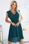 robe cocktail élégante vert émeraude manches courtes volants décolleté V taille marquée ceinture nouée mousseline plissée mi mollet
