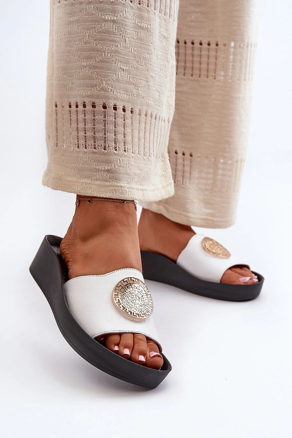 Sandales ouvertes mules élégantes cuir blanc semelle noire médaillon doré confortable femmes été décontracté