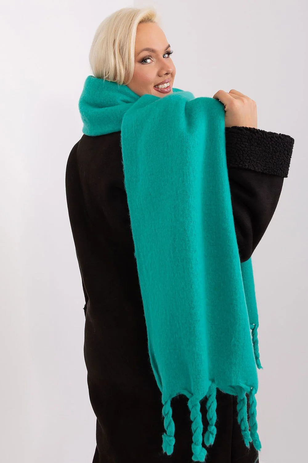 Écharpe rectangulaire en laine bleu turquoise franges tressées hiver automne mode élégance accessoire femme