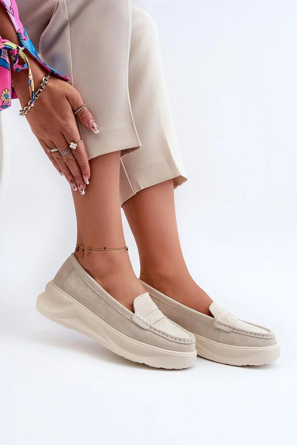 Mocassins féminins modernes en suède beige clair plateforme talon confortable style épuré pour quotidien occasionnels