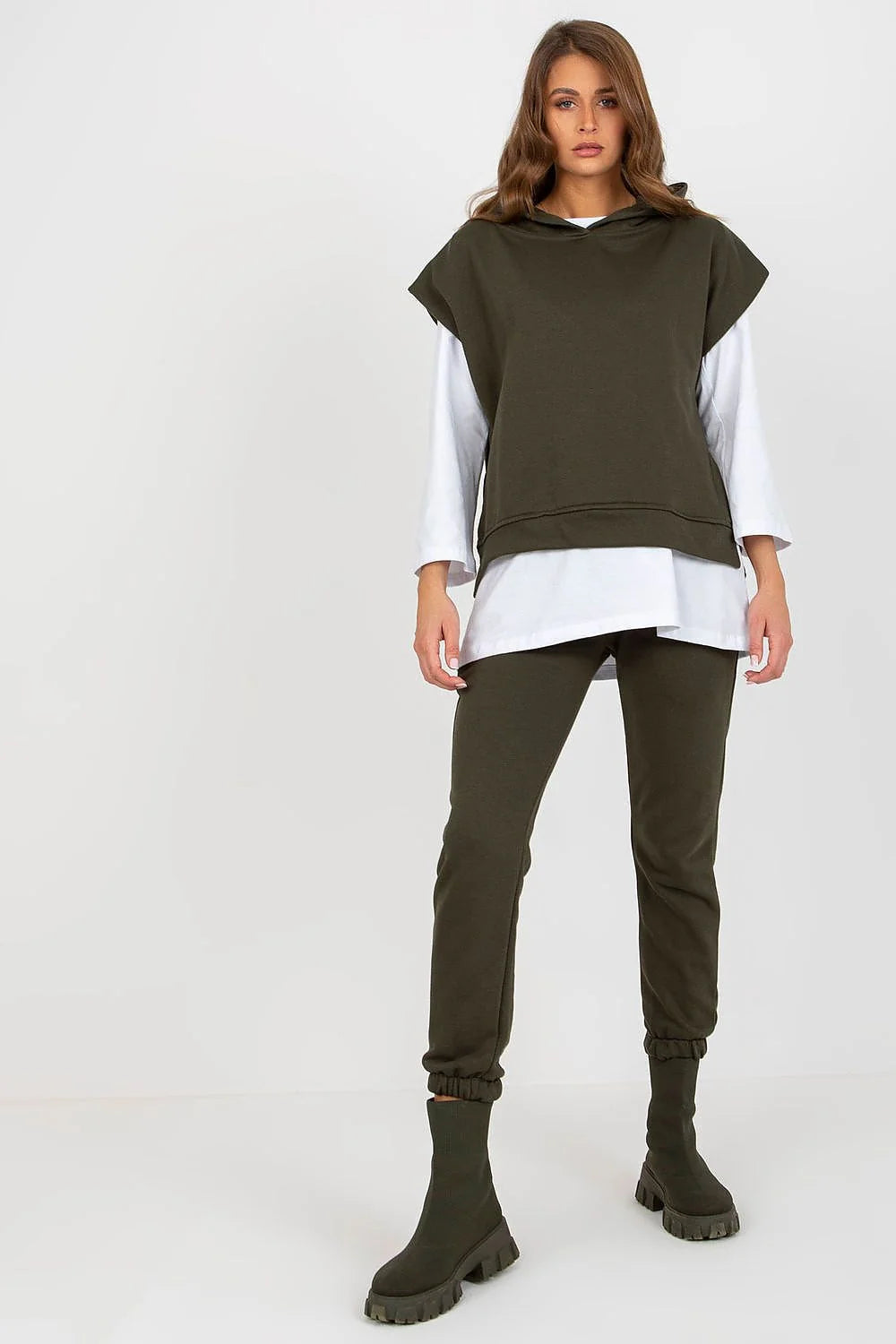 ensemble femme casual athleisure blouse sweat pantalon beige coton polyester confort moderne capuche sans manches coupe relaxed poches elastique molleton