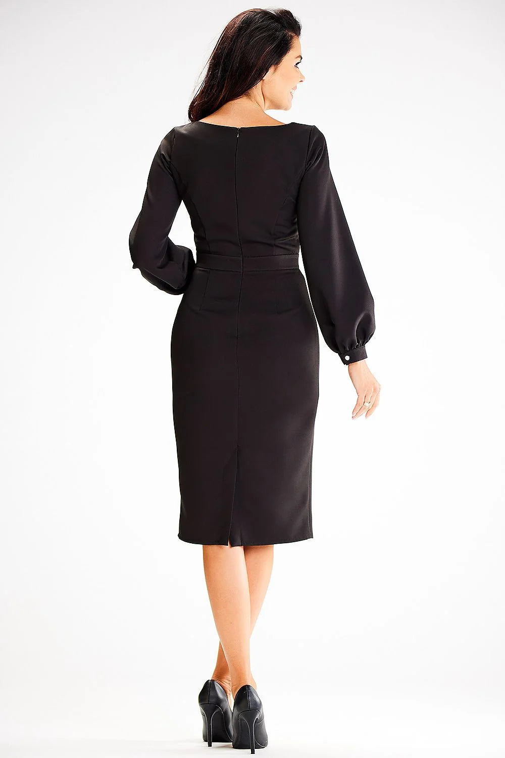 robe fourreau midi noire coupe crayon ajustée encolure bateau manches longues bouffantes poignets boutonnés taille cintrée tissu satiné tombé structuré