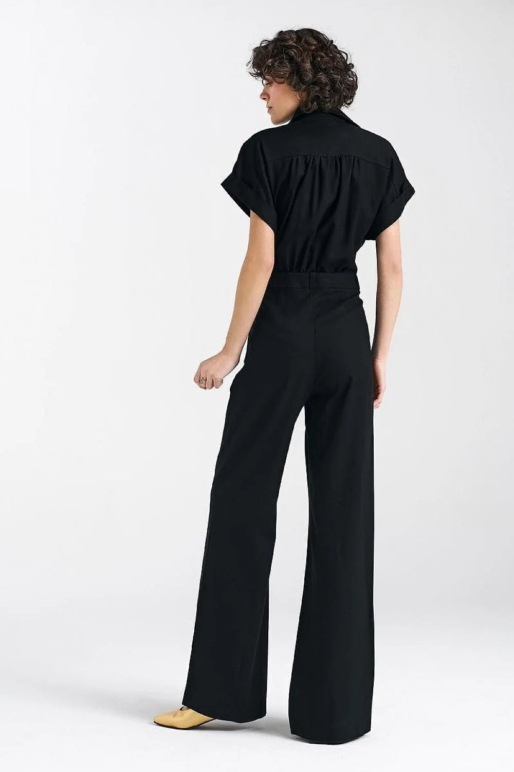 Combinaison femme moderne élégante manches courtes coupe fluide taille cintrée jambes larges couleur noire matériau léger finitions soignées