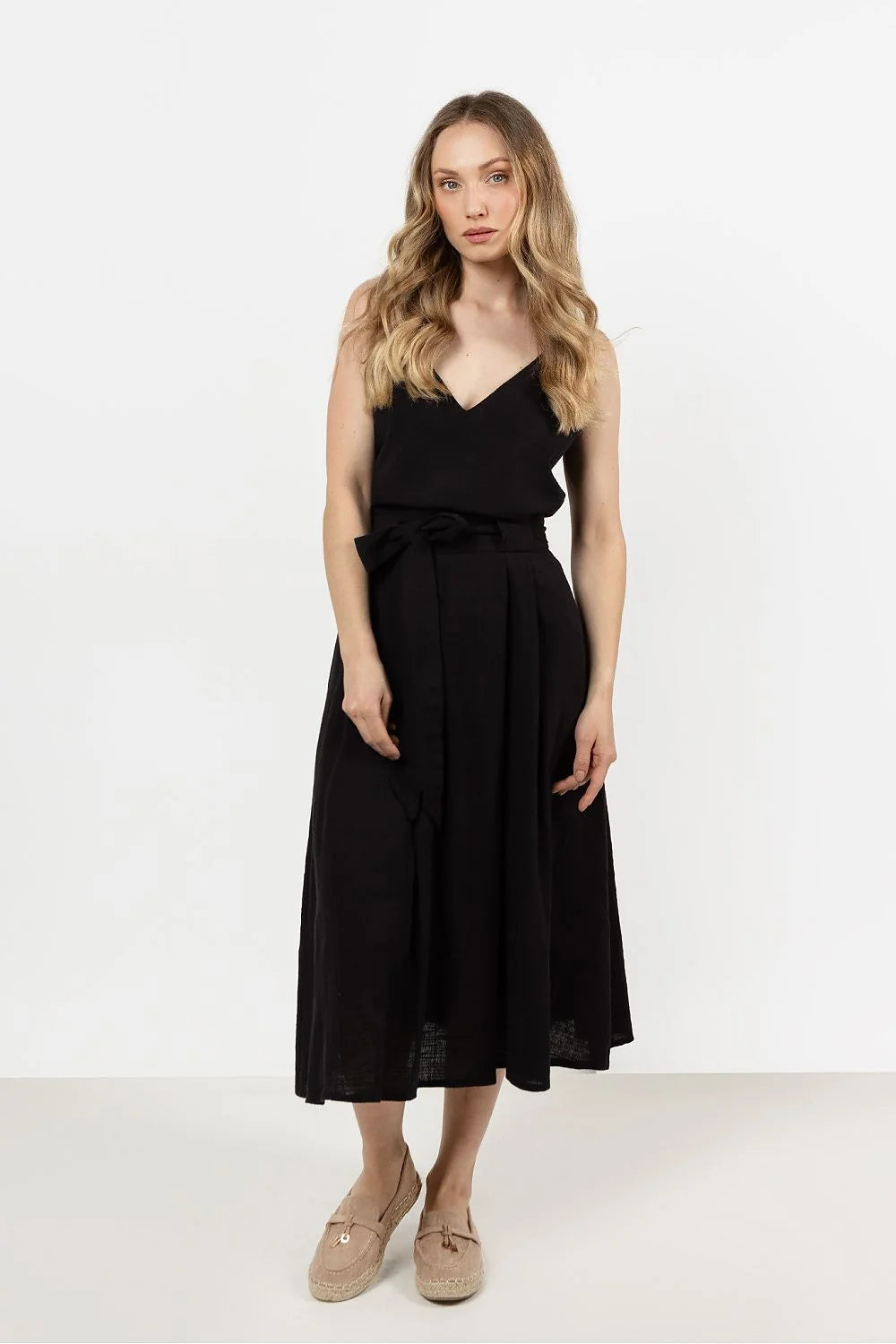 Robe noire élégante style minimaliste sans manches col V ceinture nouée tissu fluide occasion spéciale été