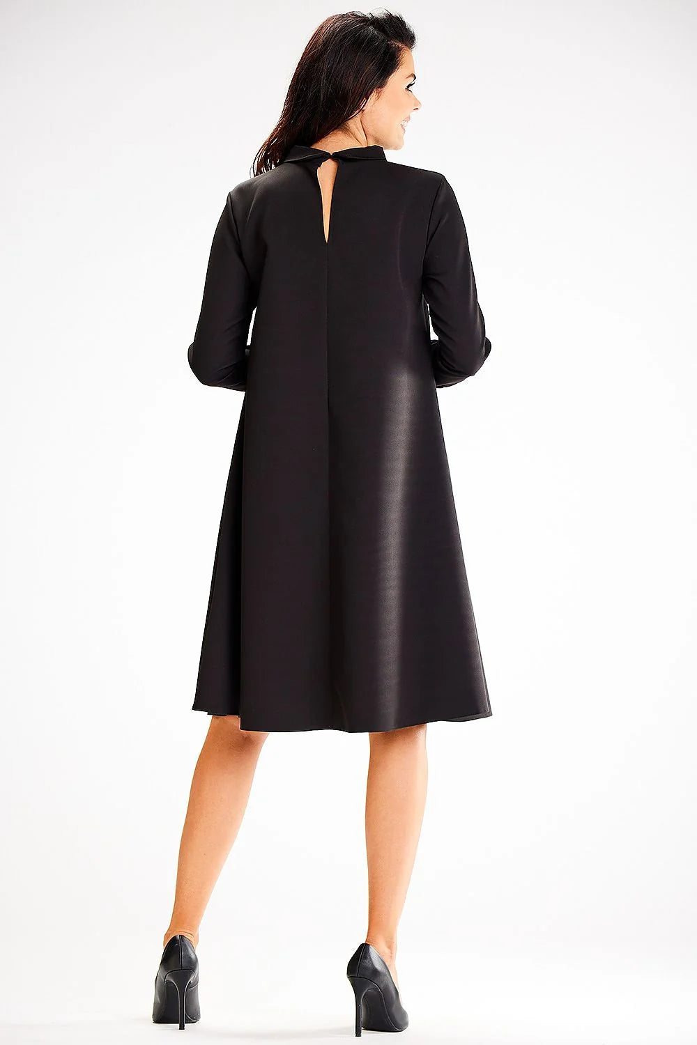 robe noire trapèze mi longue manches longues col montant poignets boutons pressions polyester élasthanne satinée élégante intemporelle fluide polyvalente chic