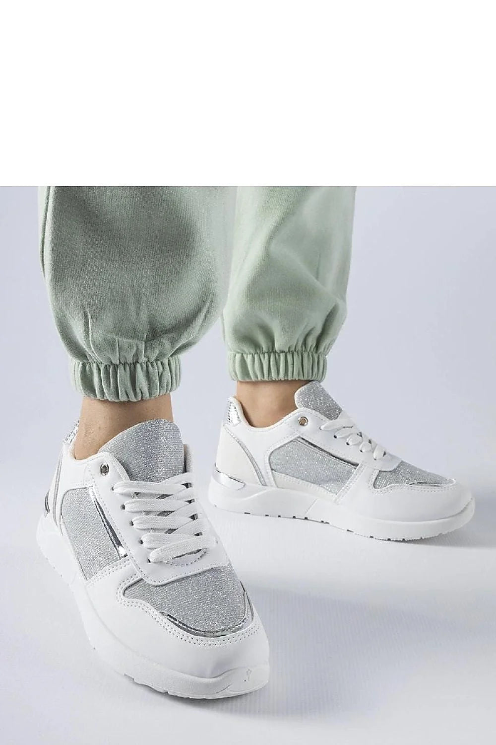 Baskets pour femmes design moderne élégant couleurs blanches et argentées matériau synthétique(details pailletés) lacets blancs confort quotidien coupe classique détails soignés style polyvalent usage décontracté habillé