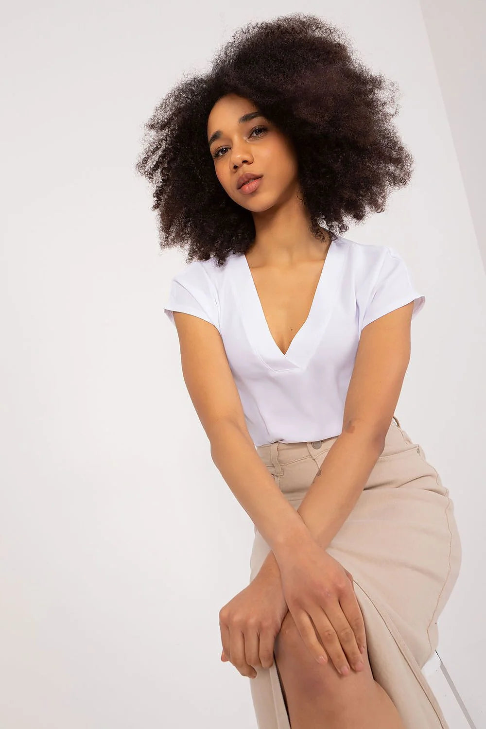 Ensemble mode femme chemisier col V blanc jupe midi beige matière légère haut ajusté occasion décontractée