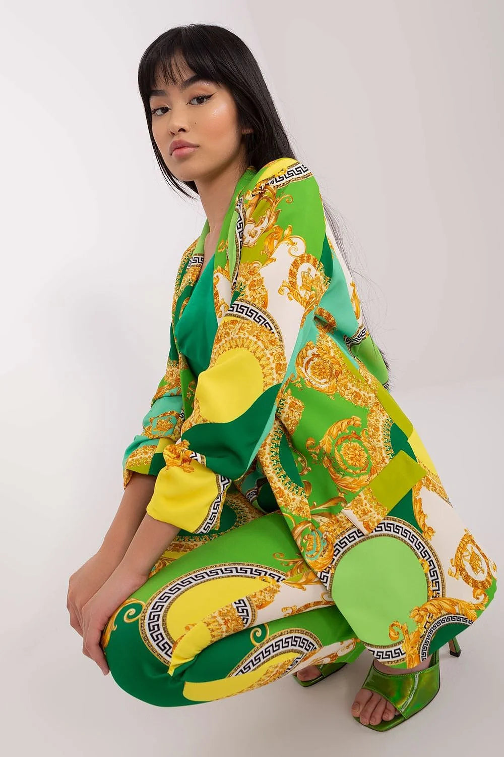 Blazer Italy Moda en polyester satiné, motifs baroques dorés, coupe ample, coloris vert émeraude et jaune vif, veste versatile pour femmes