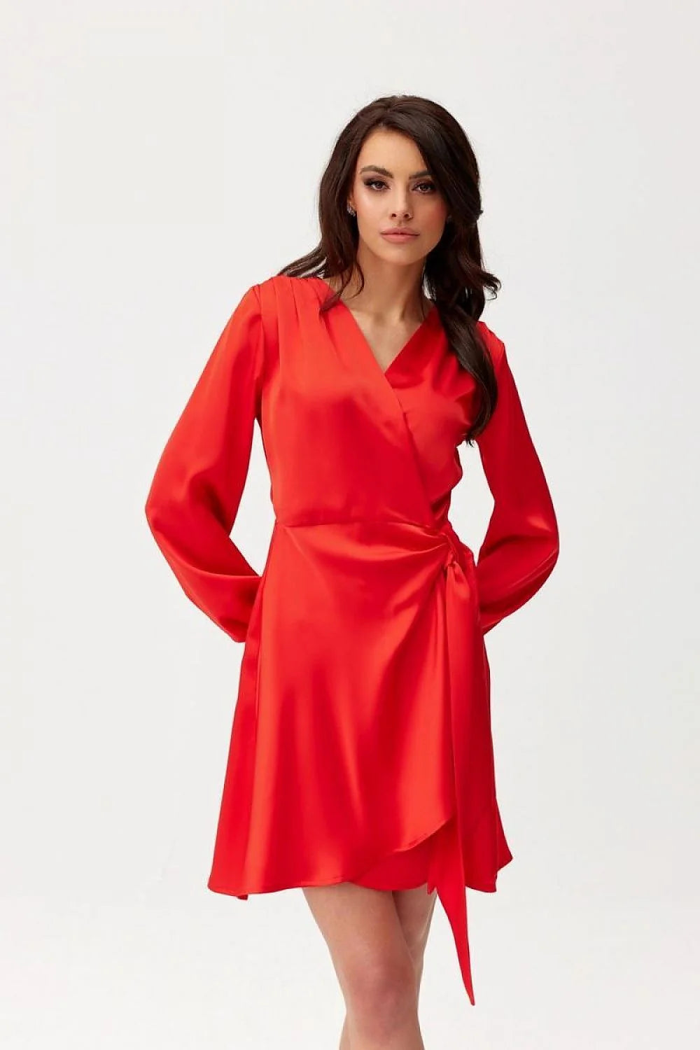 Robe de cocktail élégante en satin rouge longueur au-dessus du genou manches longues en V dos portefeuille pour femme