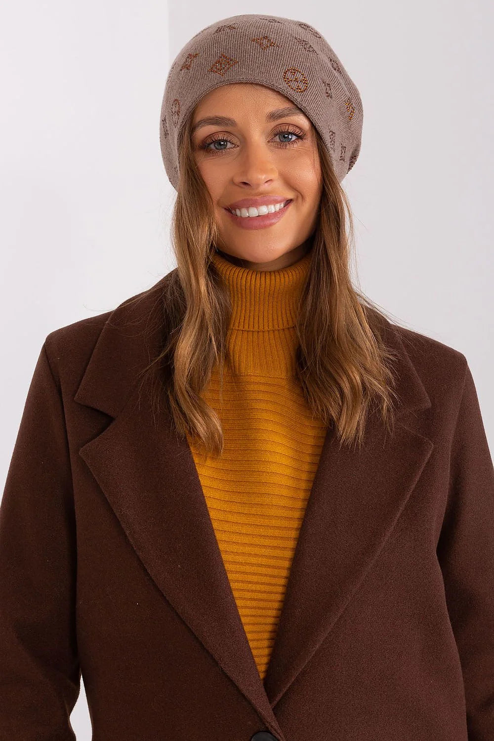 Bonnet d'hiver élégant pour femme en cachemire avec strass, manteau marron et pull moutarde