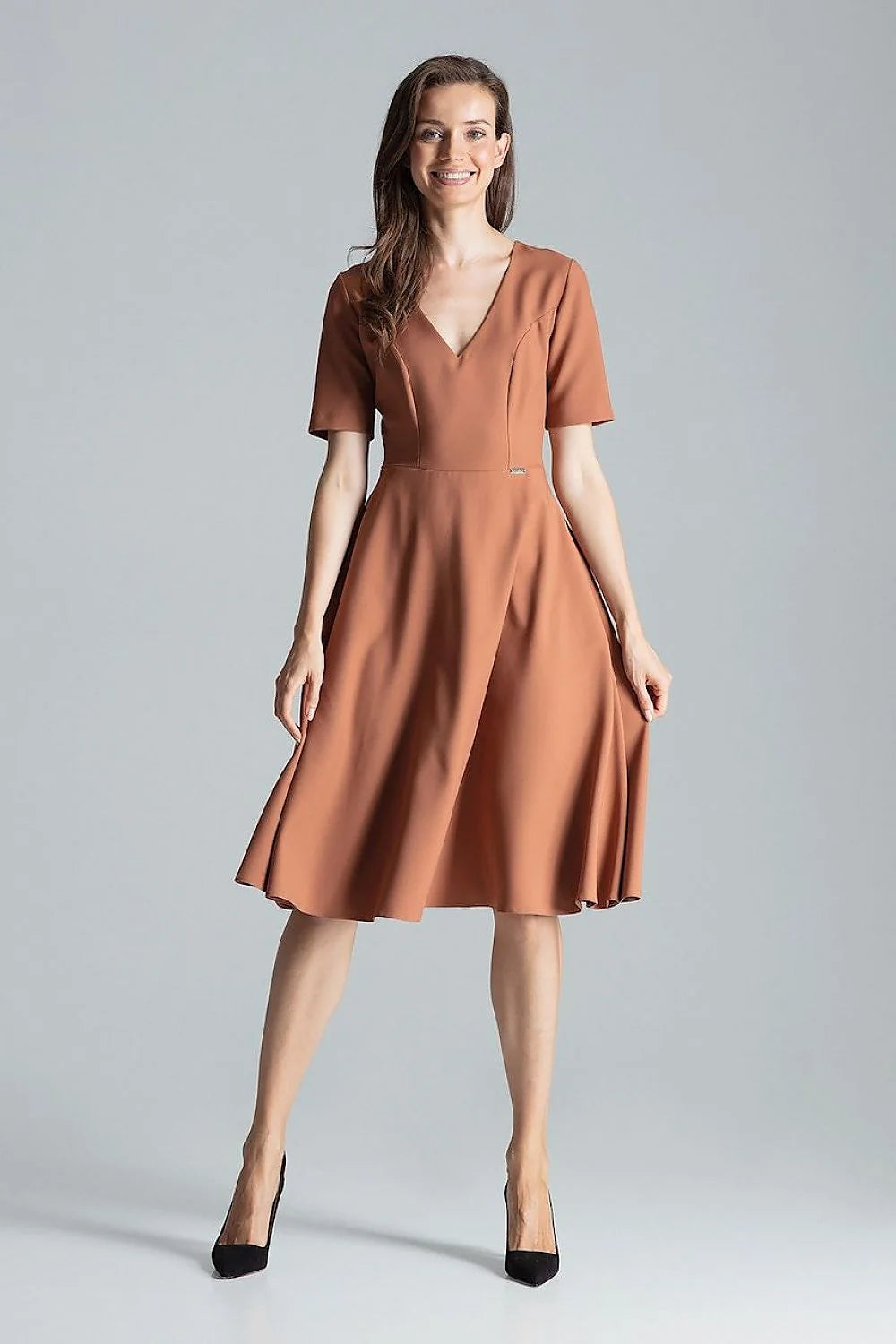 robe midi femme rouge vif décolleté V manches courtes taille cintrée princesse jupe évasée tissu structuré polyester élégant cocktail