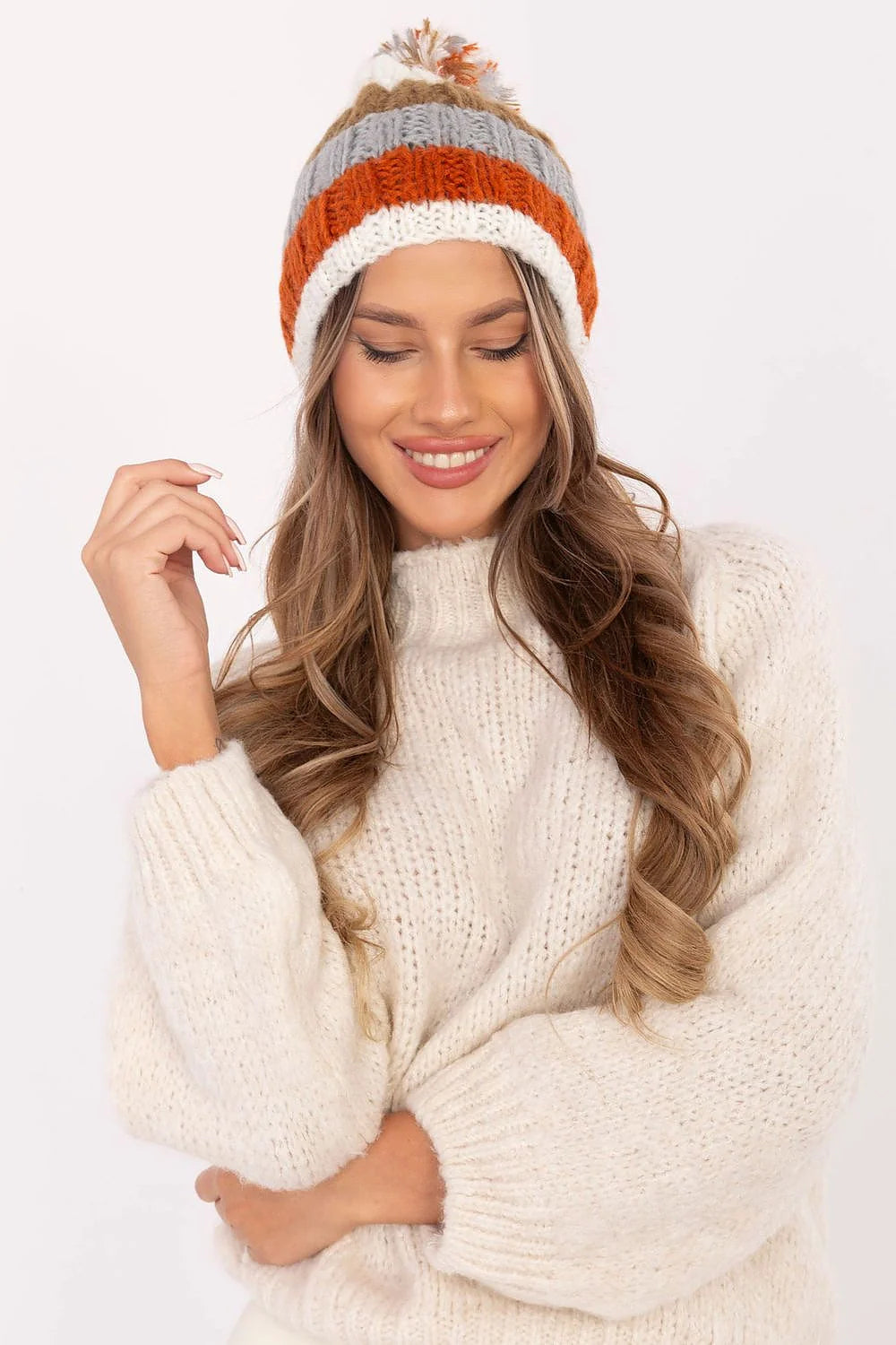 Bonnet AT avec pompon multicolore tricoté en laine pour femmes, style décontracté, look hivernal élégant, confort optimal