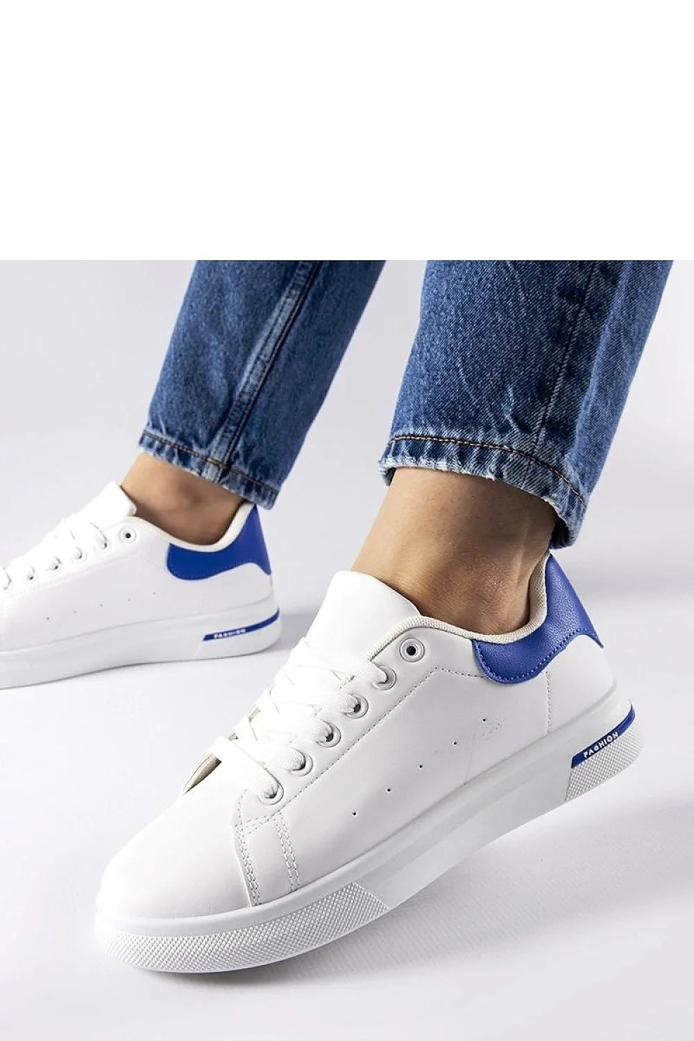 Sneakers femmes design moderne couleur blanc et bleu marine tige cuir semelle épaisse lacets blancs