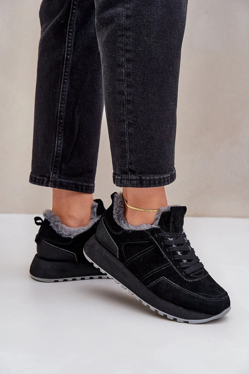 Chaussures de sport femmes design moderne épuré tige basse suède noir fourrure synthétique semelle Hi-Poly System