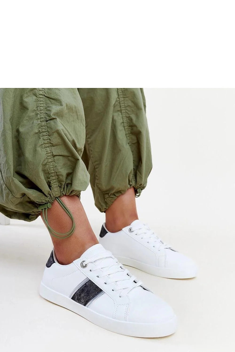 baskets femmes basses blanches similicuir cuir minimaliste profil bas lacets blancs semelle plate caoutchouc bout rond bandes contrastantes gris anthracite