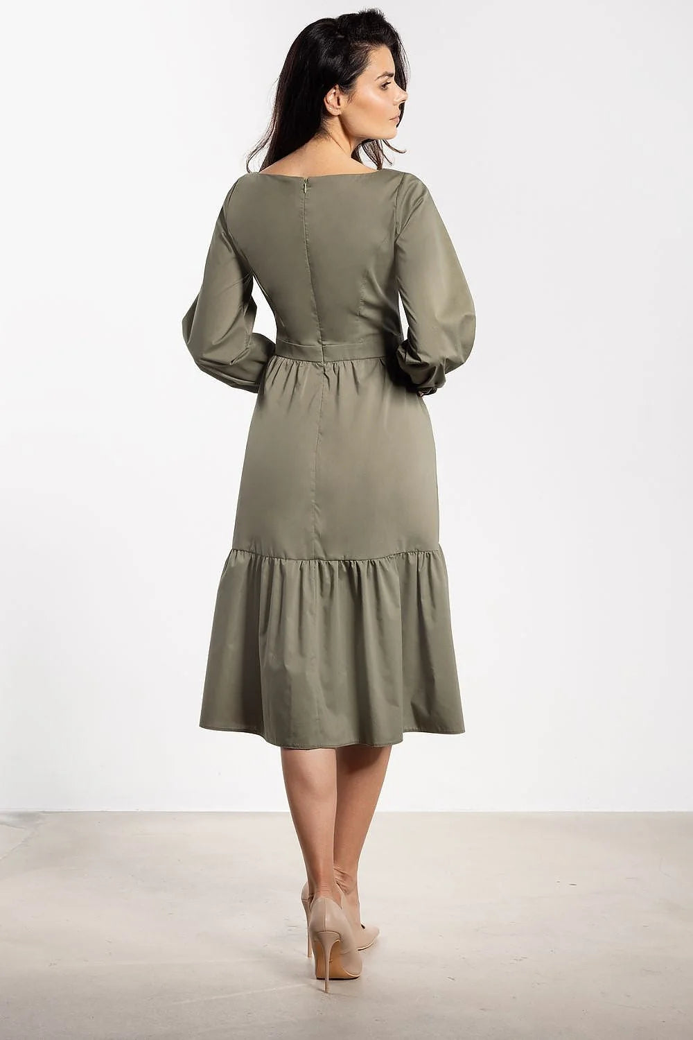 robe midi trapèze taille cintrée haut ajusté jupe volants col bateau manches bouffantes poignets boutonnés kaki olive