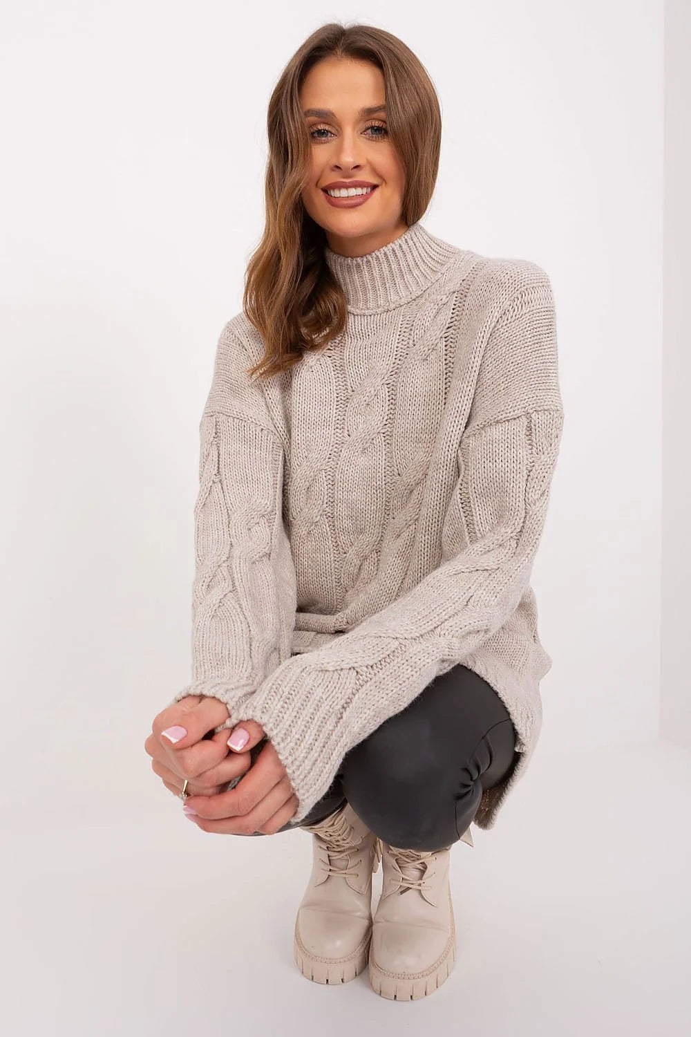 Pull-over à encolure haute en maille épaisse torsades beige clair longues manches féminin style décontracté-chic