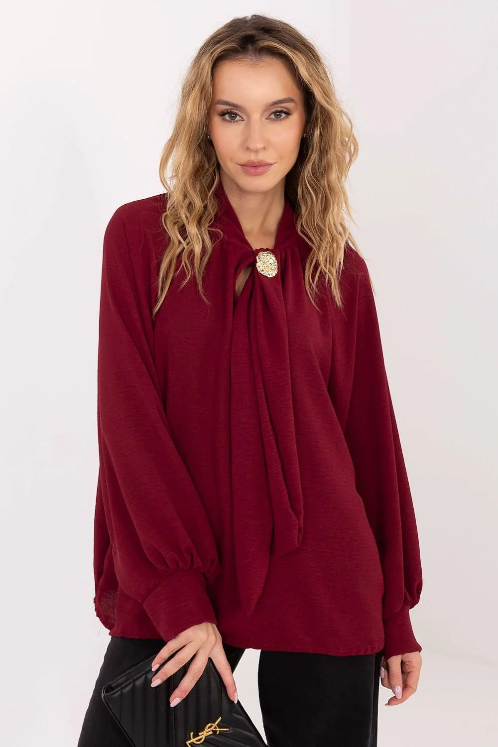 chemisier femme bordeaux viscose fluide manches longues bouffantes poignets froncés col lavallière nouette broche dorée coupe ample longueur hanches confortable