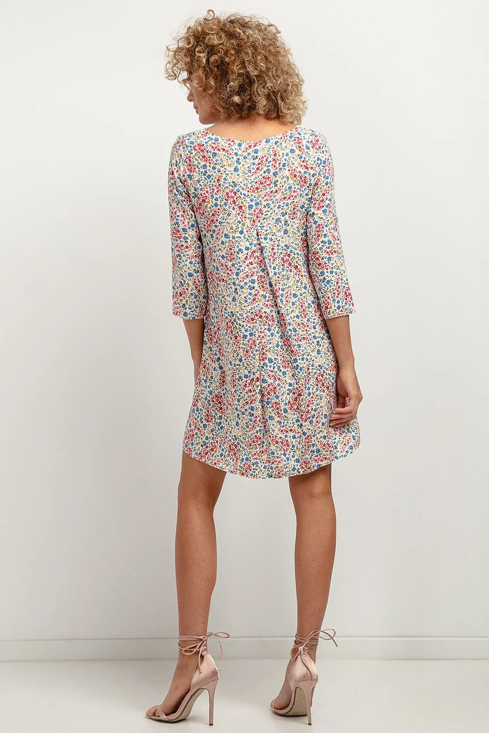 robe Tessita courte estivale fluide viscose légère imprimé ditsy floral multicolore fond blanc cassé manches troisquarts coupe ample ourlet asymétrique