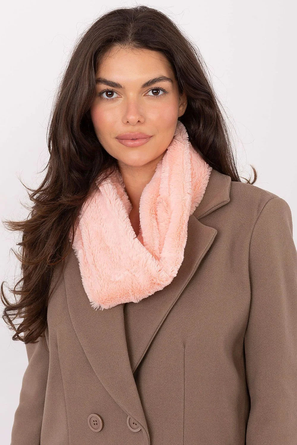 snood écharpe tubulaire fausse fourrure rose poudré moelleuse pelucheuse veloutée large confortable chaude isolante féminine élégante luxueuse