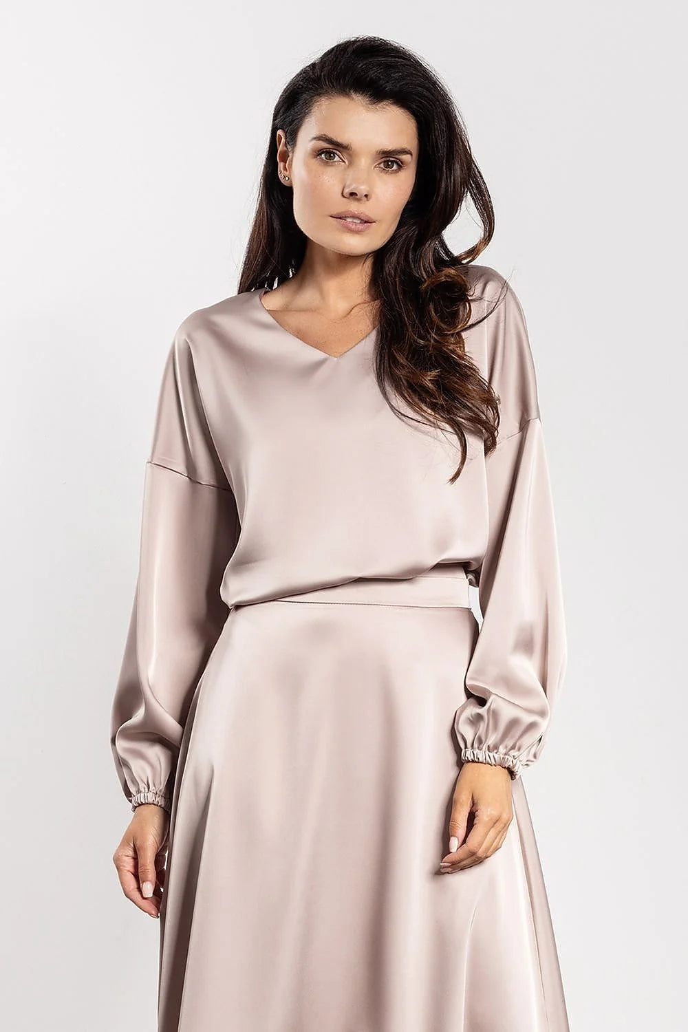 blouse satinée col V manches ballon longues poignets élastiqués jupe midi évasée taille haute coupe fluide champagne rosé élégante soyeuse