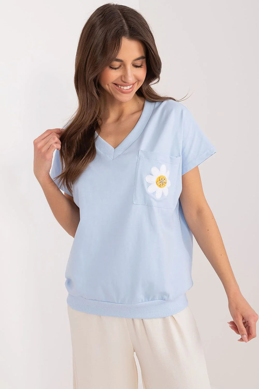 Chemisier féminin décontracté en coton doux bleu ciel encolure en V manches courtes poche brodée Rue Paris
