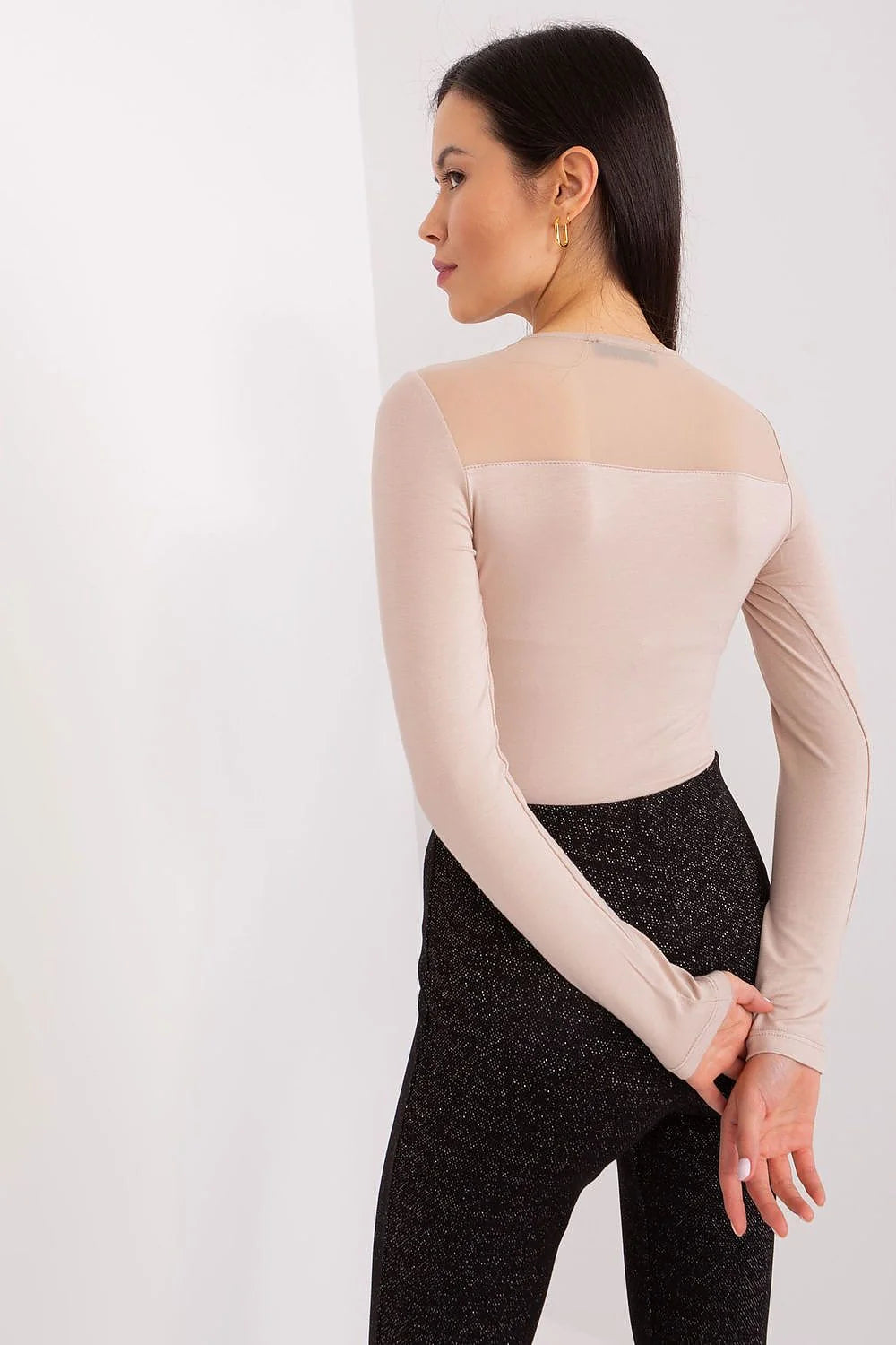 Chemisier élégant pour femmes en beige doux matière extensible mesh épaules buste longues manches ajustées coupe moderne
