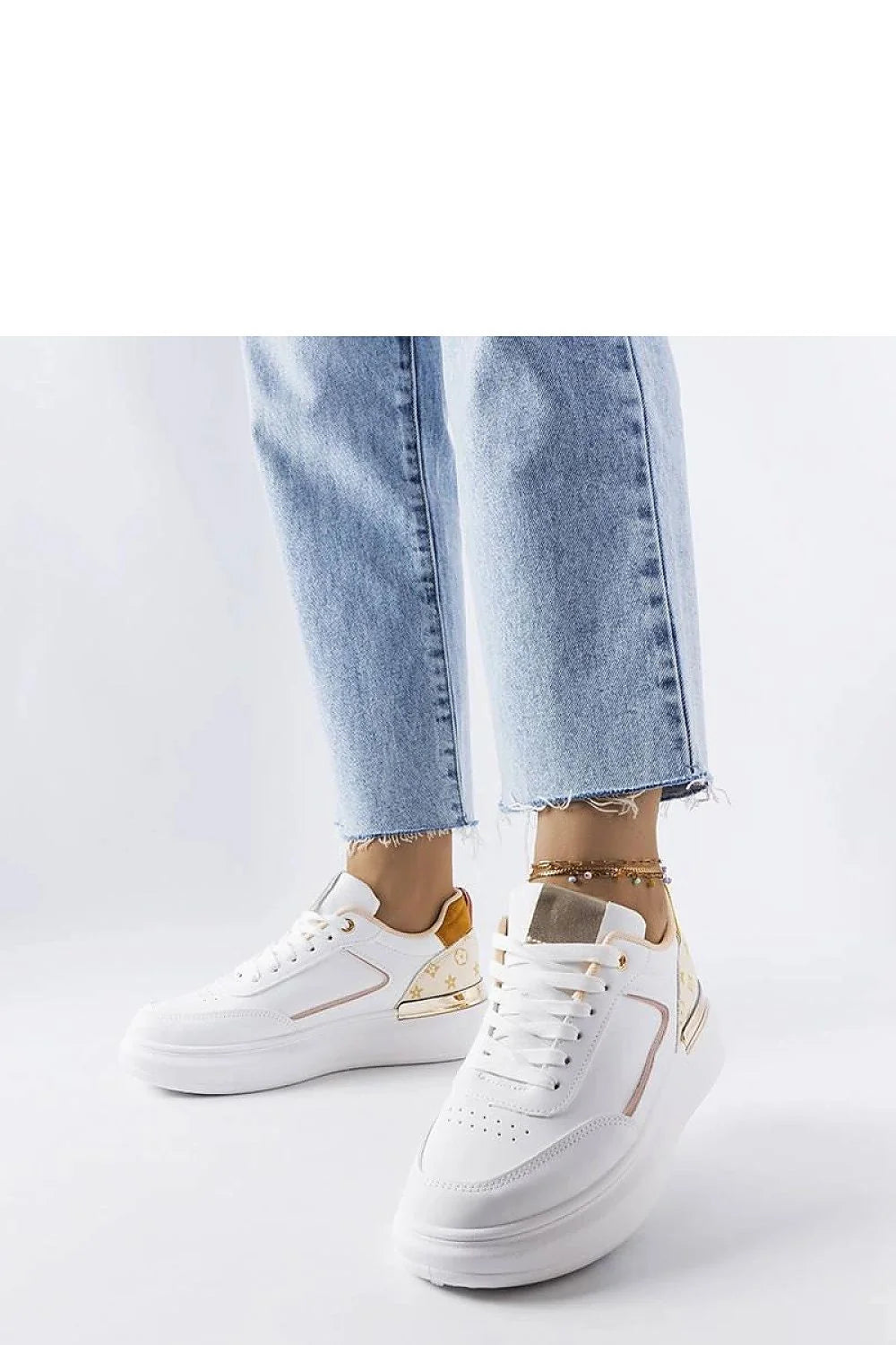 Baskets pour femmes design moderne élégant cuir blanc doré motifs étoilés semelle caoutchouc blanche