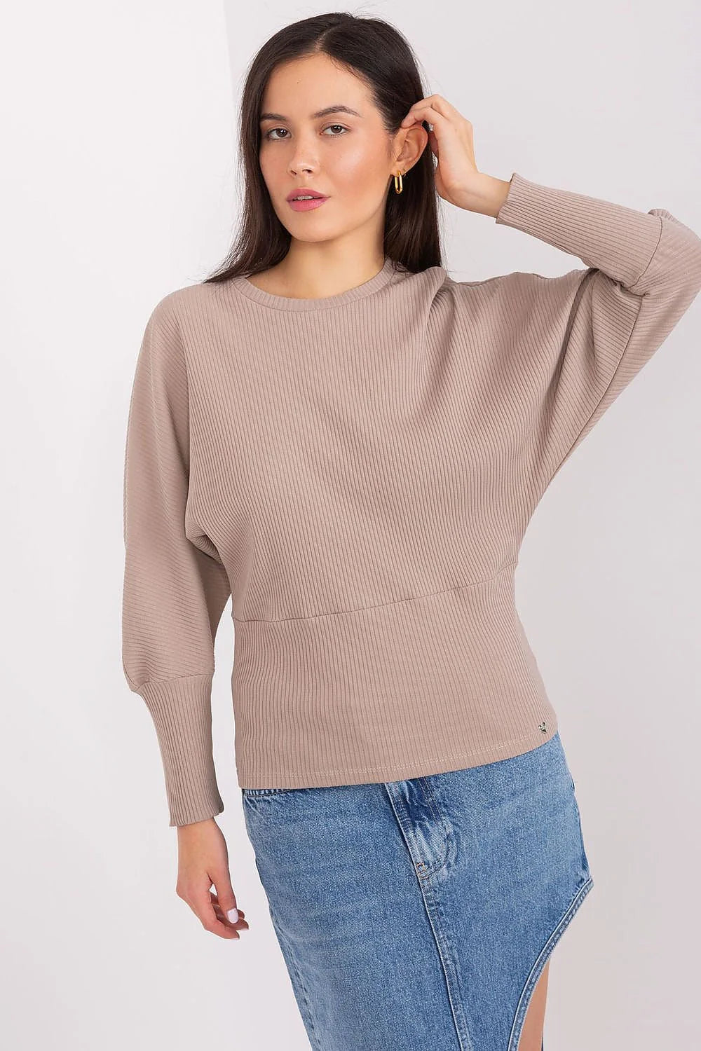 Pull taupe femme style épuré tricot côtelé coupe ample épaules tombantes manches longues col rond finitions soignées