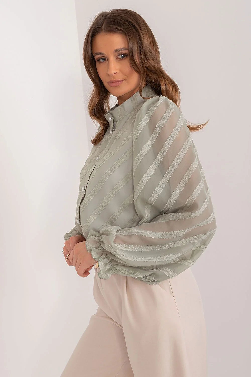 blouse femme élégante manches longues ballon col montant boutonné voile chiffon léger semitransparent rayures diagonales sage vert perlé boutons