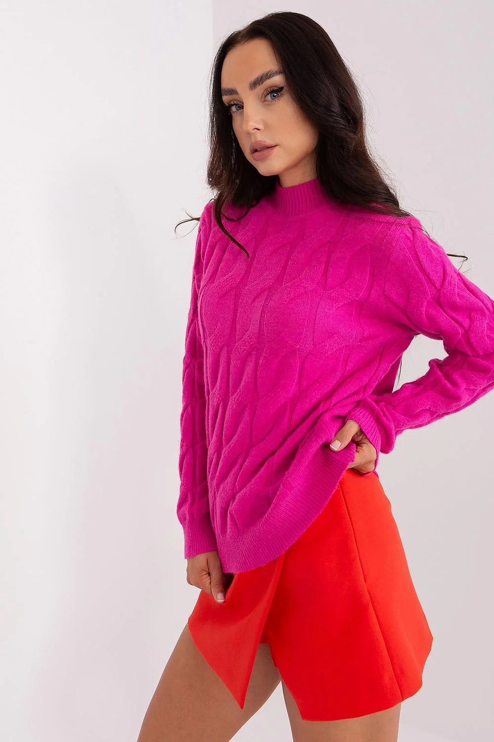 Pull féminin moderne audacieux rose vif motif torsadé manches longues encolure ronde tricot laineux femmes