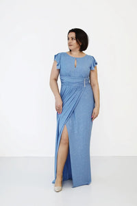robe longue soirée bleu ciel pailletée manches volantées taille ajustable ceinture drapée boucle argentée fente haute décolleté V silhouette ajustée
